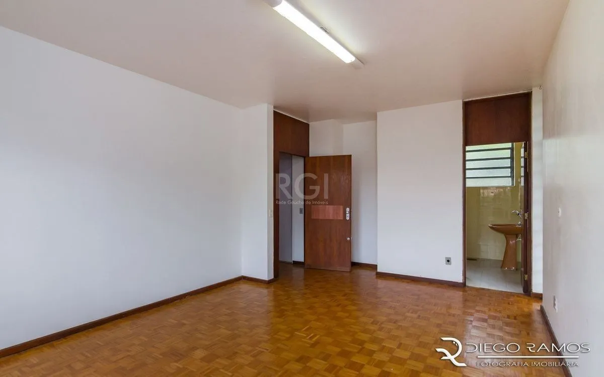 Imagem Venda de casa residencial 25,00m x 80,00m- Menino Deus. 4 vagas, 4 dormitórios, sendo 1 suíte, 1 varanda, lareira e churrasqueira.
