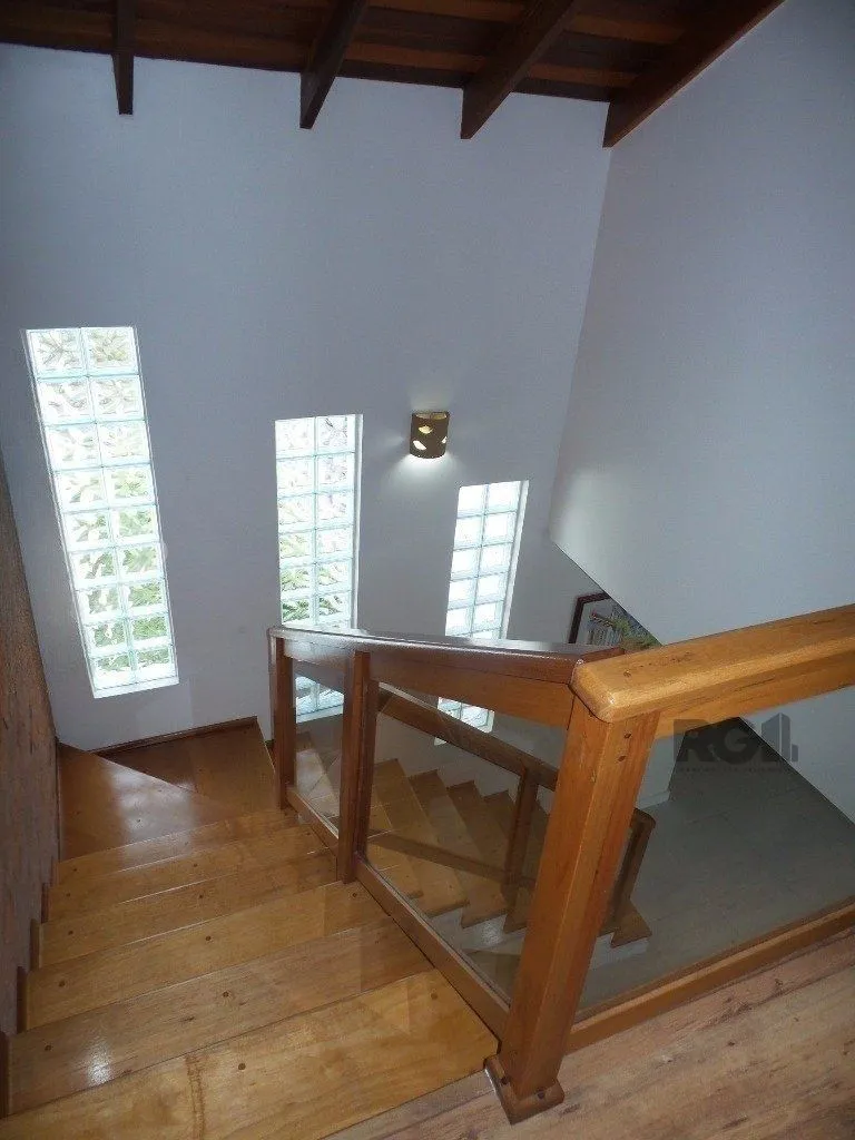Imagem Excelente casa em condomínio com 3 dormitórios e 4 vagas.
