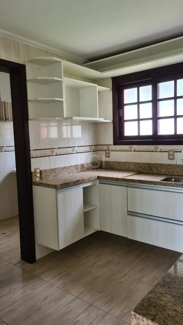 Imagem Sobrado para Venda - 200m², 3 dormitórios, sendo 1 suites, 3 vagas - Belém Novo
