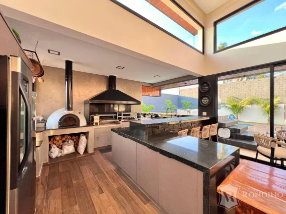 Imagem Casa t?(C)rrea em condomínio moderna com 03 suítes, escritório e cinema.