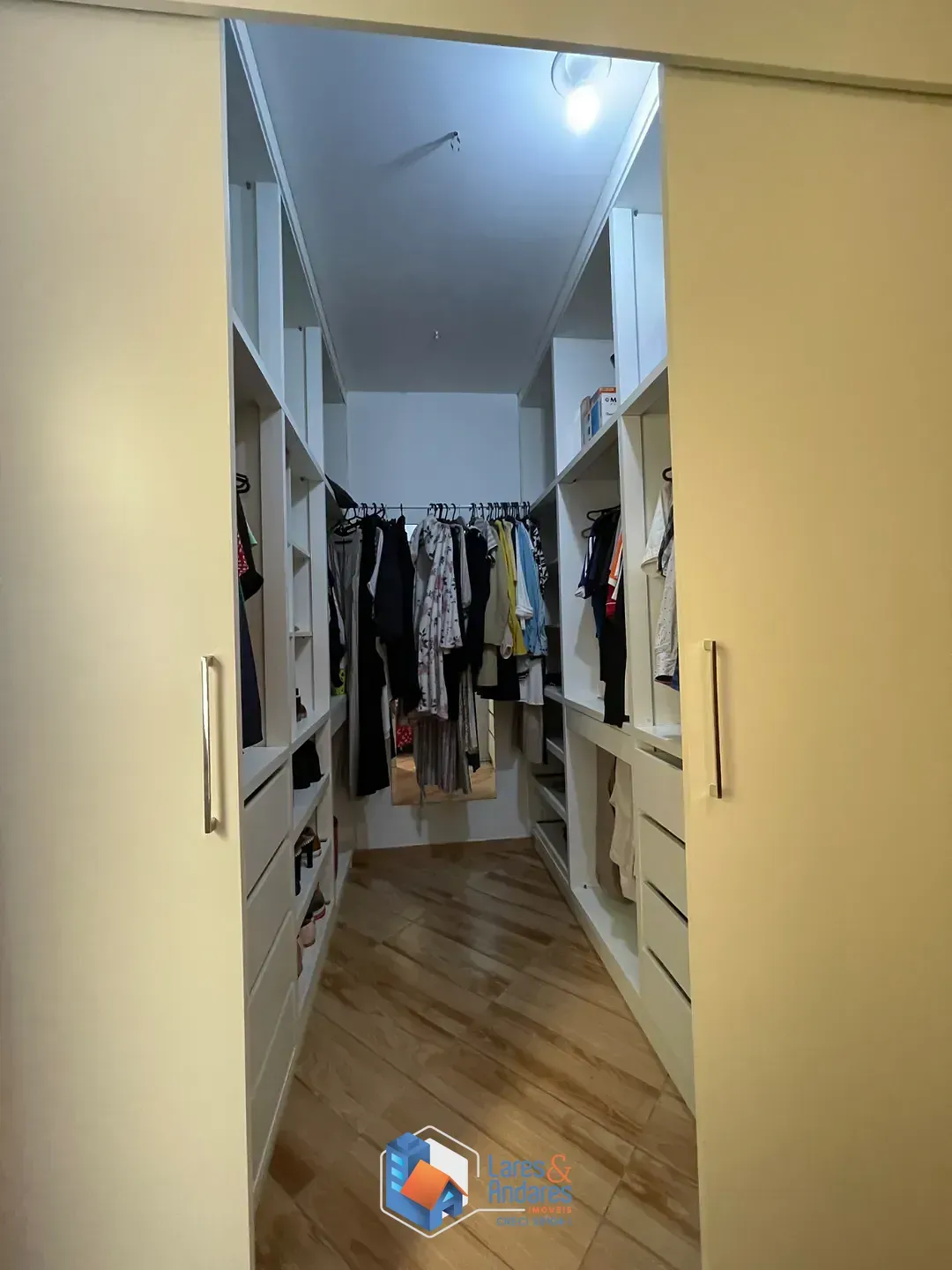 Imagem Sobrado para venda em Jardim Vaz de Lima com 4 quartos, sendo 2 suítes, 230m²