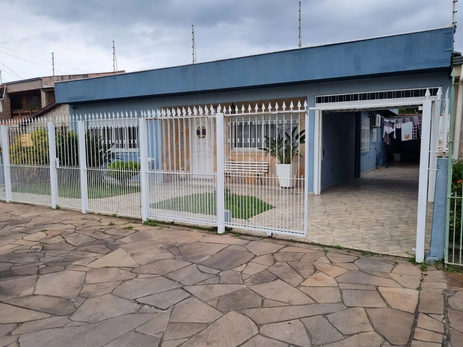 Imagem Casa com 3 Dormitórios, 1 Suíte, Área Gourmet e Estrutura para 2º Piso - Bairro Residencial, Próximo ao Centro de Alvorada.