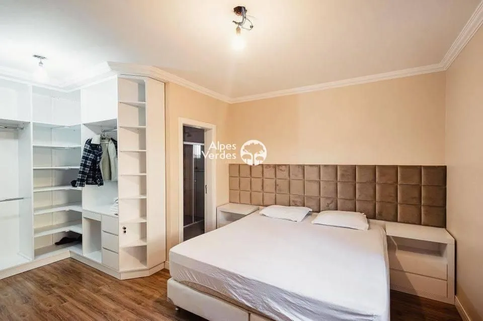 Imagem Vende-se Casa com 3 dormitorios no centro de Gramado 5 minutos da Rua Coberta