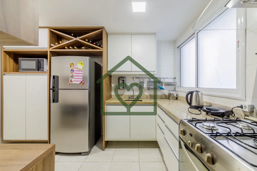Imagem Apartamento com 3 dormitórios sendo uma suíte máster com closet, living espaçoso, sacada integra...