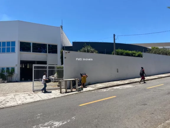 Imagem Galpão com 1400m² para locação em Mogi das Cruzes.