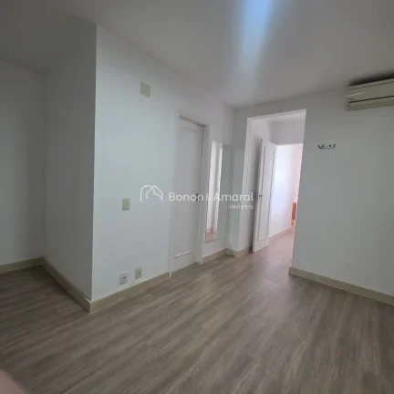 Imagem Localizada em um ambiente tranquilo, com apenas 59 residências, esta aconchegante e charmosa casa e...