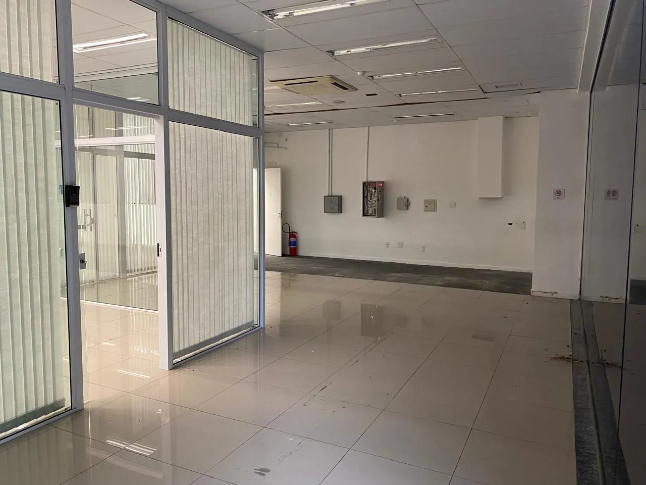 Imagem MÁFFER IMÓVEIS ALUGA - PRÉDIO COMERCIAL DE ESQUINA EM CANOAS! Com 11 vagas de estacionamento | Localização privilegiada | Oportunidade única!