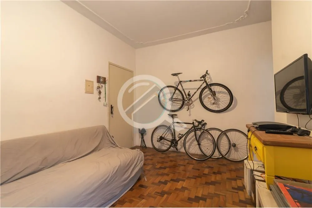 Imagem Amplo Apto. de 1 quarto com área de serviço, prédio com Elevador e Portaria com tag. Perto de tod...