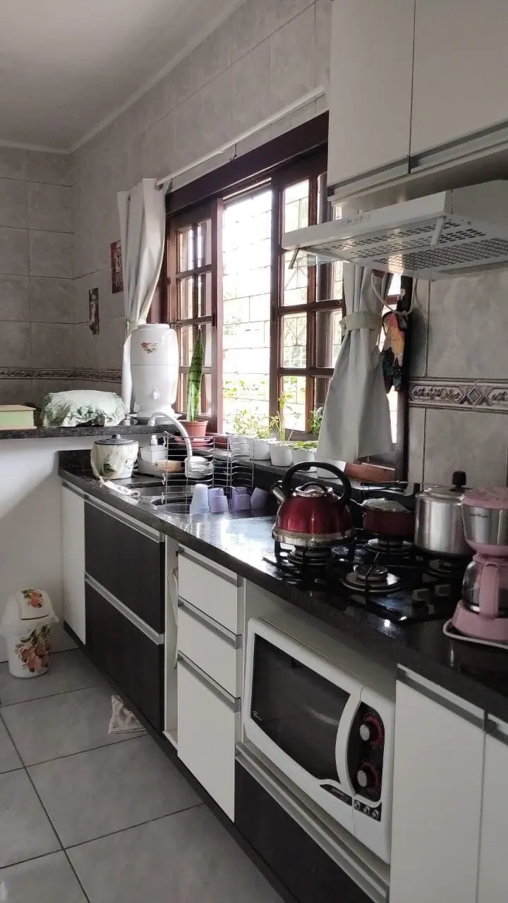Imagem Terreno com duas frentes, três casas (duas c/dois dormitórios e a outra tipo tipo JK)