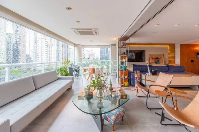 Imagem Totalmente reformado, apto com 201m² com planta versátil e super bem localizado. Amplo living com ...
