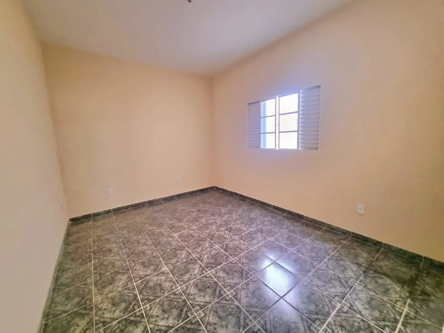 Imagem Sobrado Imponente com 3 Pavimentos, Suíte Master, Terraço Panorâmico e Garagem para 2 Carros em Excelente Localização