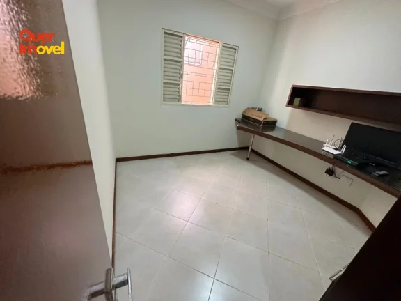 Imagem Oportunidade Imperdível de Casa à Venda no Jardim Antártica, Ribeirão Preto-SP! 5 quartos, 3 suítes, 3 salas, 4 banheiros, 5 vagas de garagem e 324,00 m² de área. Permuta e Financiamento. Quer Imóvel Negócios Imobiliários.