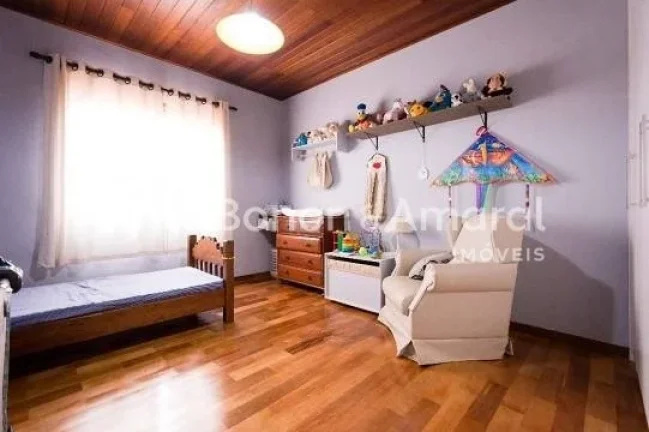 Imagem Casa espaçosa e encantadora, com 340 m², para viver com conforto e estilo. A residência possui um...