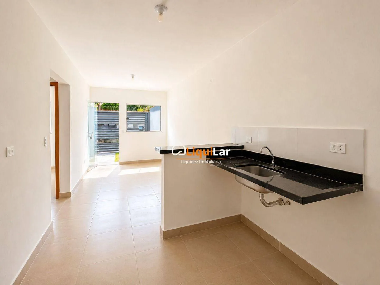 Imagem Oportunidade no Jardim Samambaia! Casa térrea com 2 quartos, sendo 1 suíte, sala ampla, cozinha americana, banheiro social, área de serviço e varanda