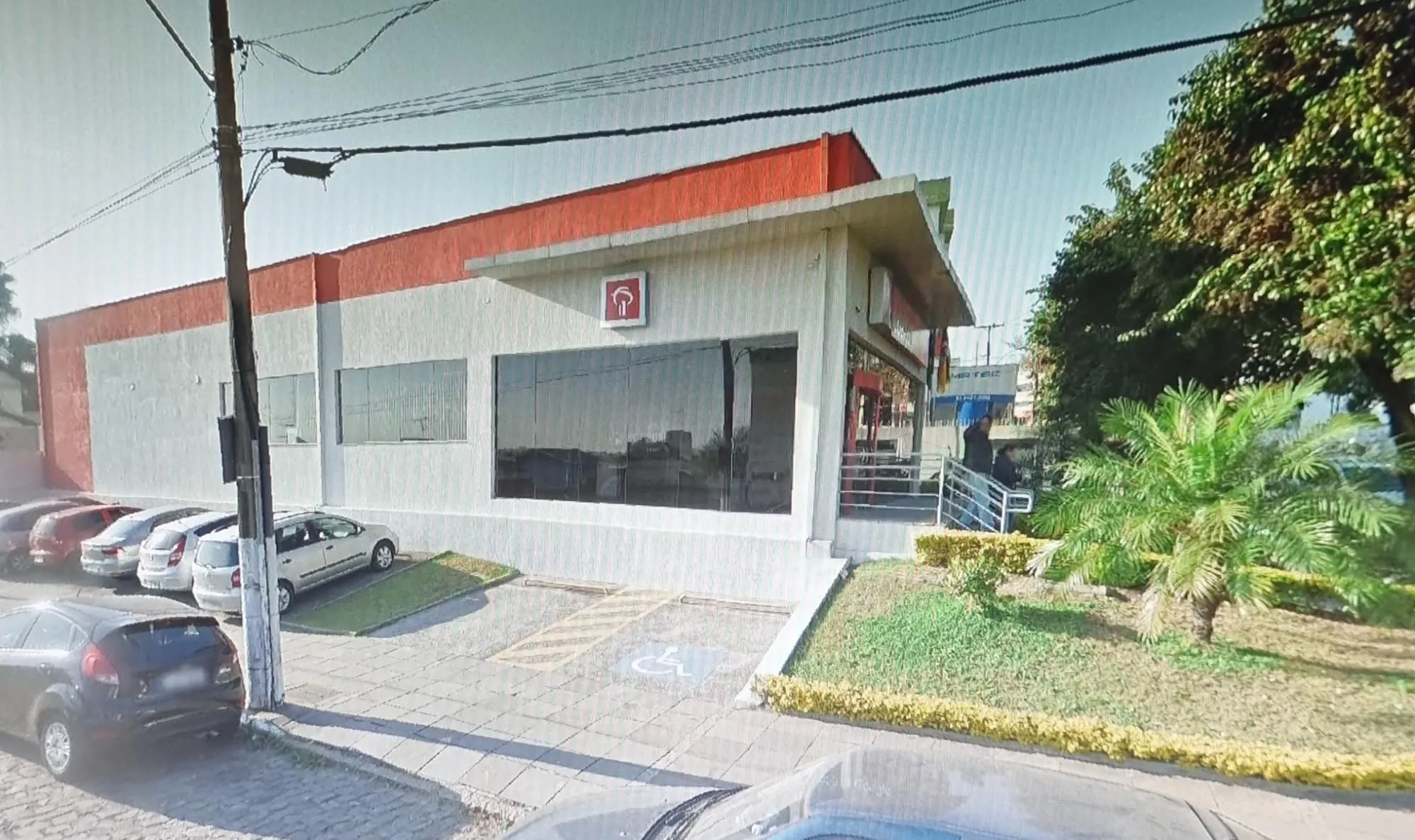 MÁFFER IMÓVEIS ALUGA - PRÉDIO COMERCIAL DE ESQUINA EM CANOAS! Com 11 vagas de estacionamento | Localização privilegiada | Oportunidade única!