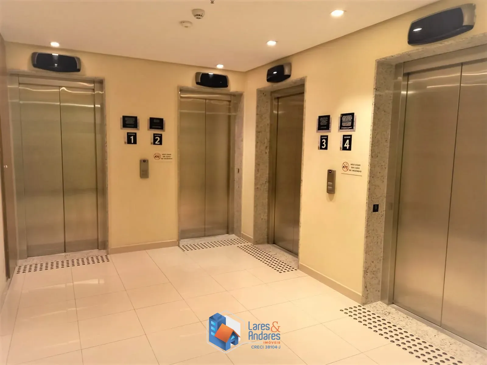 Imagem SALA À VENDA, COM 37M² 2 SALAS + RECEPÇÃO, 2 BANHEIROS, COM SACADA E VISTA DO NONO ANDAR, COM 1 VAGA EM FRENTE A ESTAÇÃO PARAISO DO METRÔ - VILA MARIANA