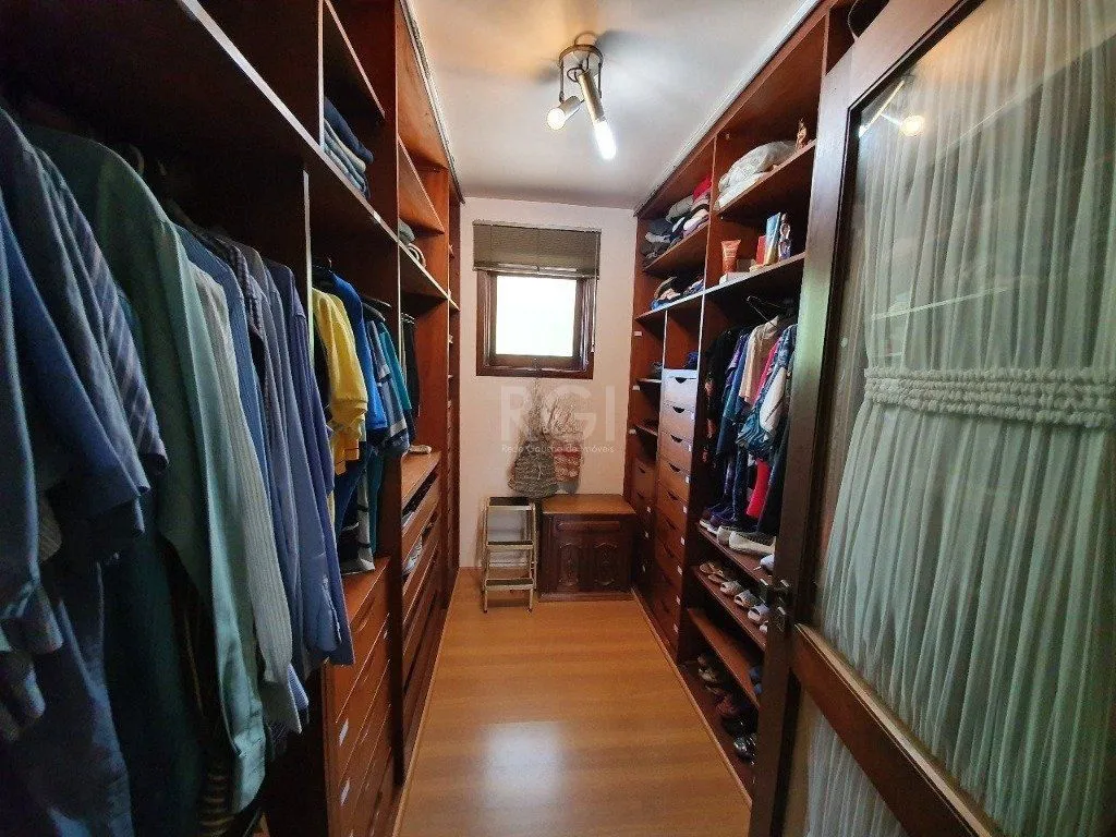 Imagem Casa de 333m² com 4 dormitórios, pátio com piscina, espaço gourmet com churrasqueira e 4 vaga de garagem no bairro Passo da Areia