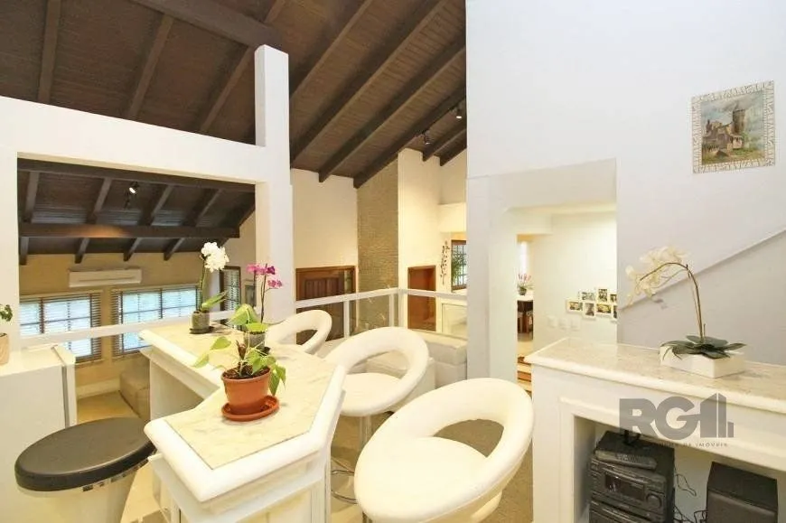 Imagem Casa 245m² - 3 dormitórios, 4 vagas no bairro Cavalhada