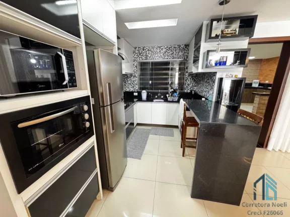 Imagem Sobrado decorado, mobiliado, 04 quartos c/suíte, closet, área gourmet em São José dos Pinhais PR