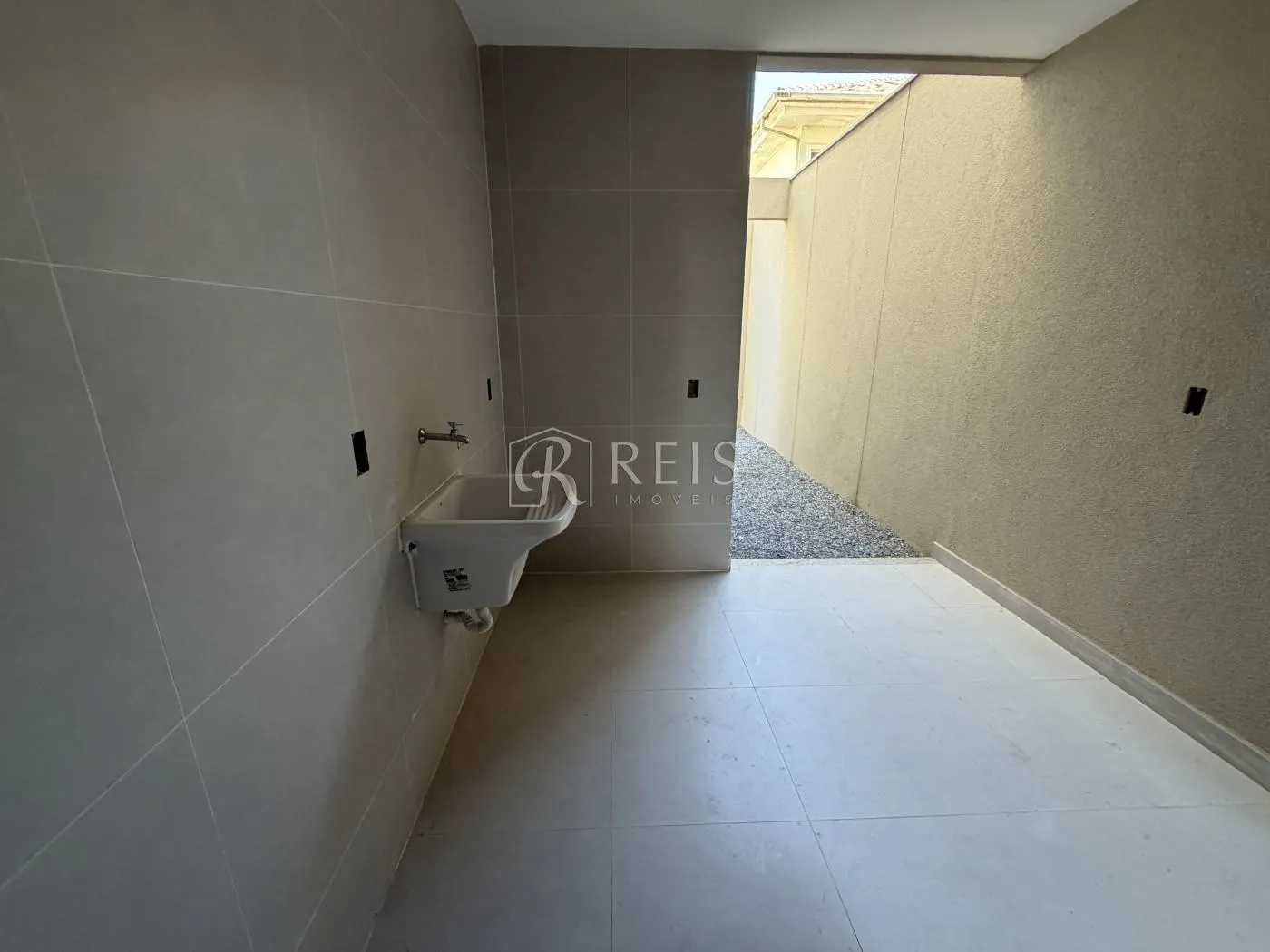 Imagem Casa para Venda em Rio das Ostras, Recreio, 4 dormitórios, 4 suítes, 6 banheiros, 2 vagas