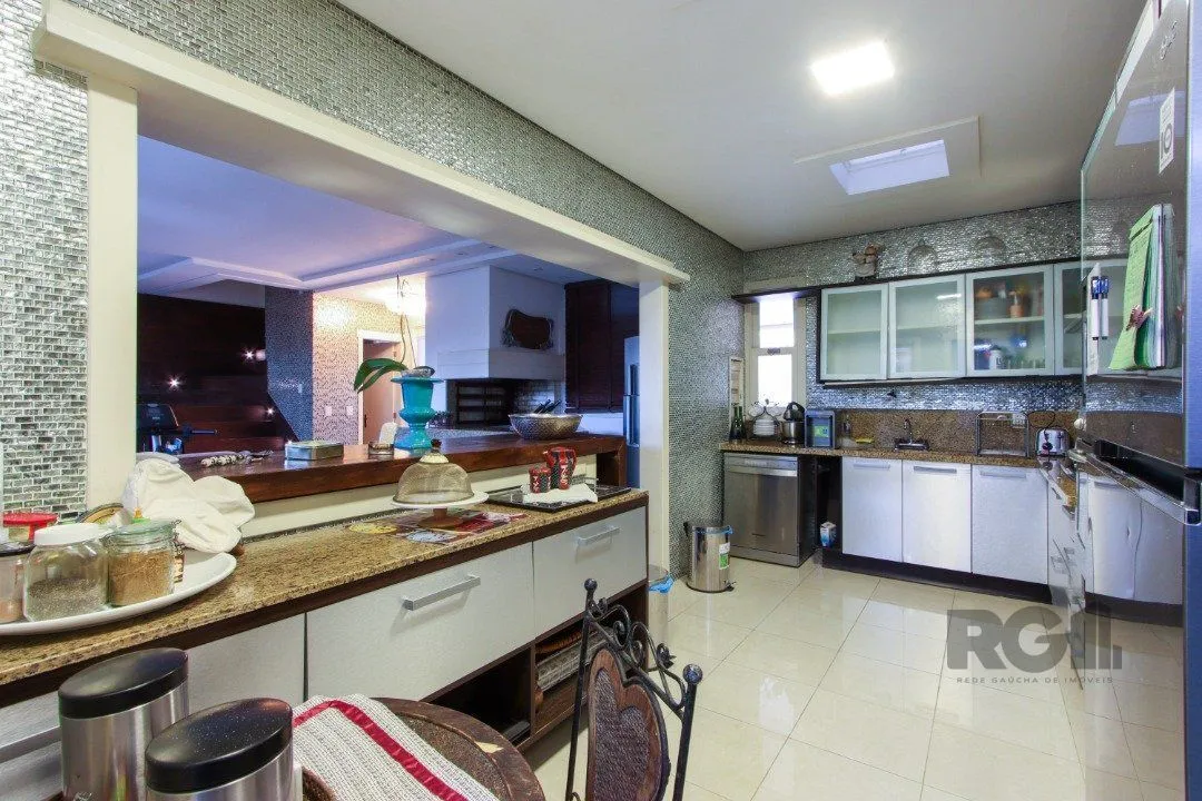 Imagem Casa com 327m² de área privativa, oferecendo 3 dormitórios, sendo 3 suítes