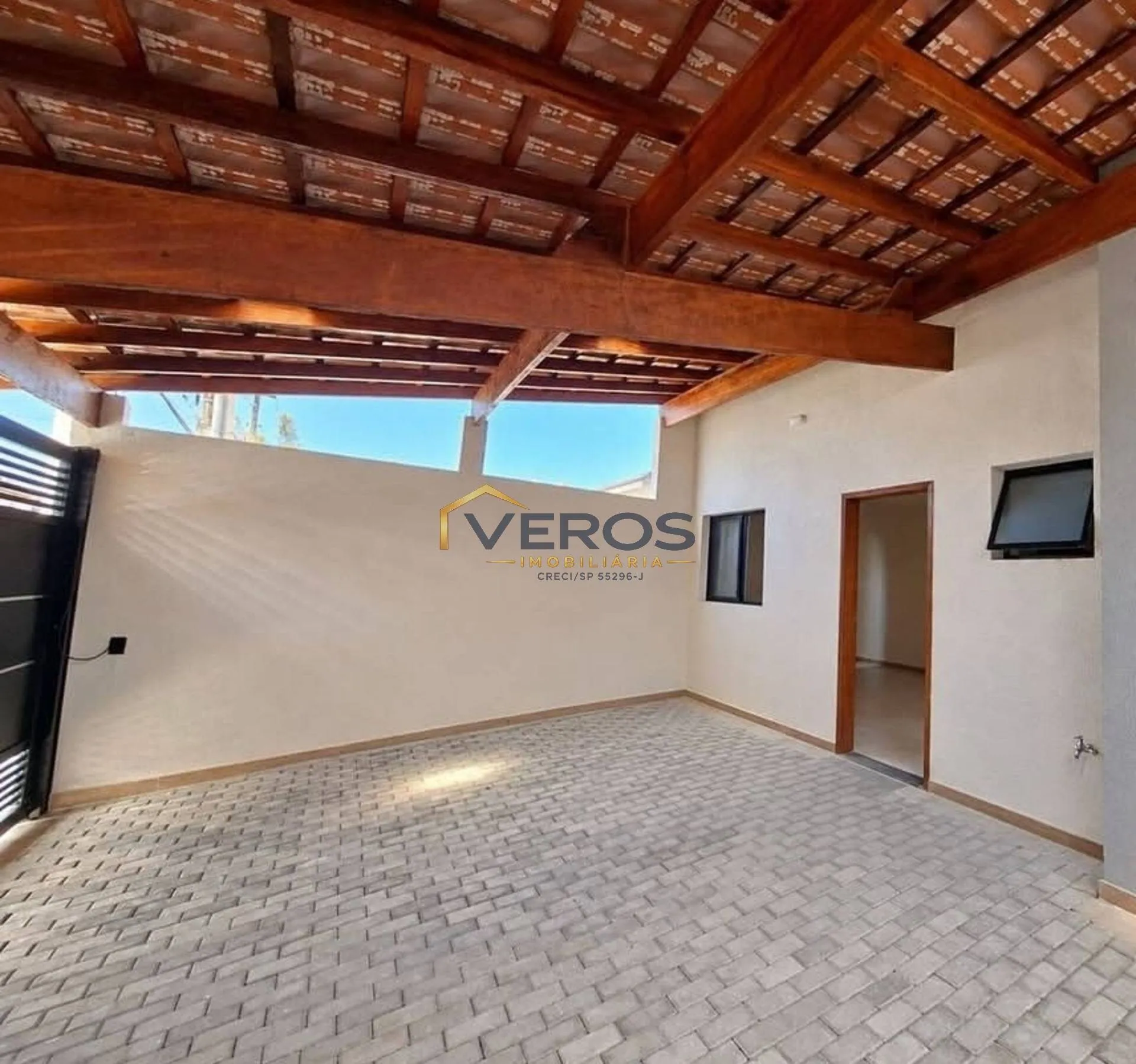 Foto do imóvel Casa com 2 dormitórios e 2 vagas à venda no Centro de Caraguatatuba