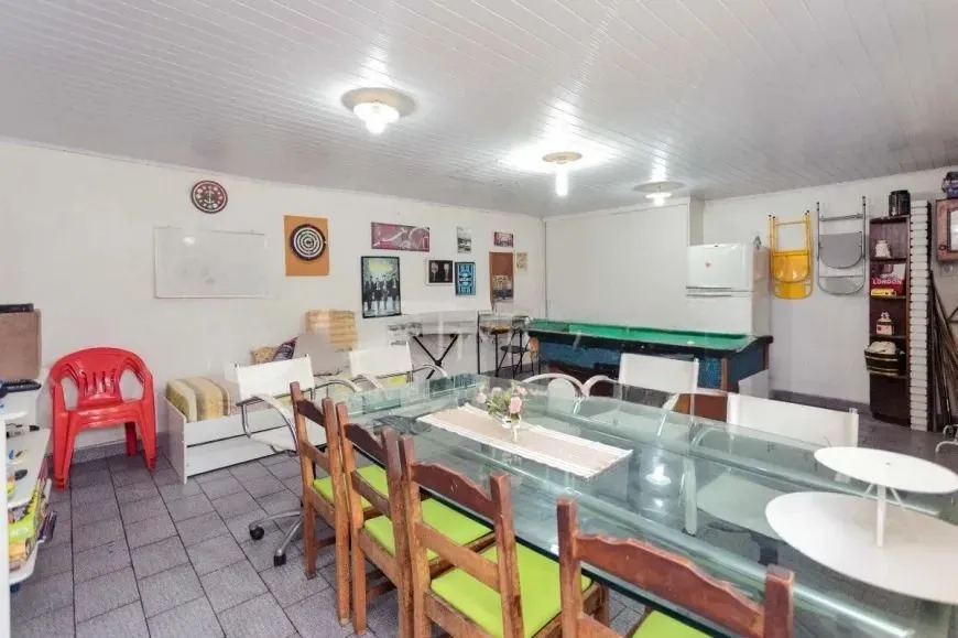 Imagem Casa térrea com 200m² privativos, 3 quartos, Rua Sylvio Sanson - Sarandi