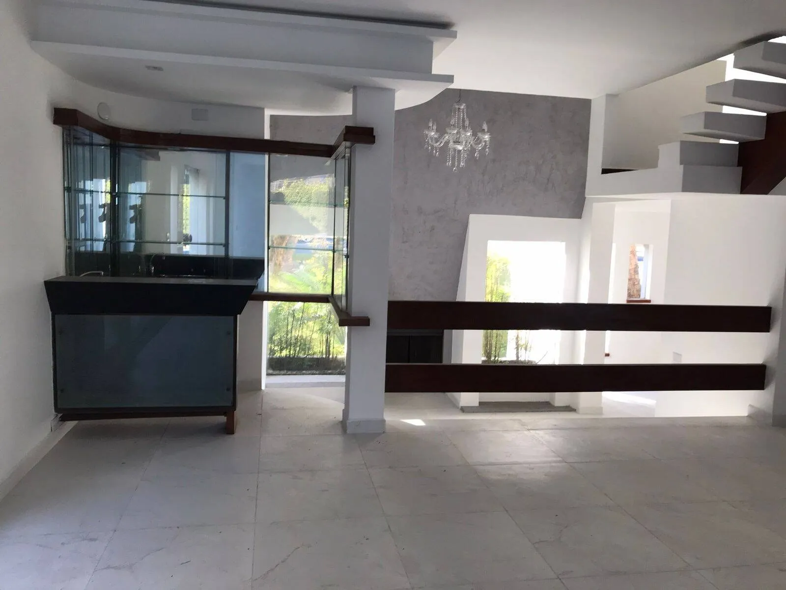 Imagem Casa Arejada em Alphaville Residencial Dois - 4 Quartos, 2 Suítes, Área de Lazer Completa e 4 Vagas