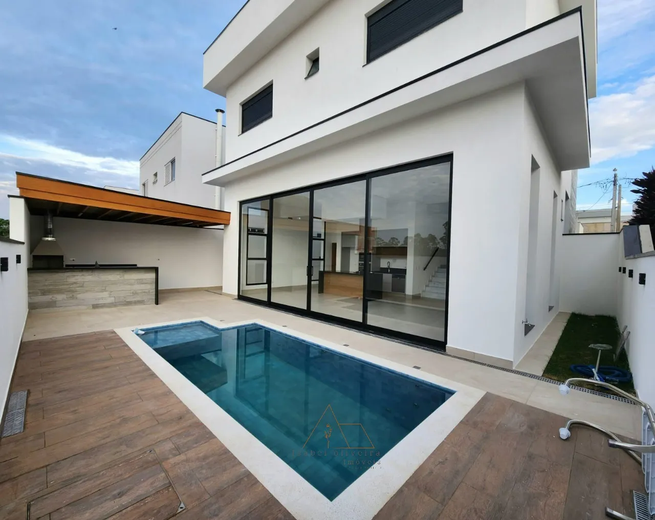 Foto do imóvel Imóvel de Luxo à Venda em Salto-SP: Casa com 3 Suítes, 4 Vagas e 265,50m² no Residencial Central Parque