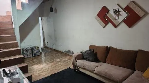 Imagem VENDA DE SOBRADO NO PARQUE RODRIGO BARRETO, EM ARUJÁ/SP, 250m² com 3 quartos, suíte, varanda, quintal e garagem fechada para 2 autos. CONSULTE-NOS.