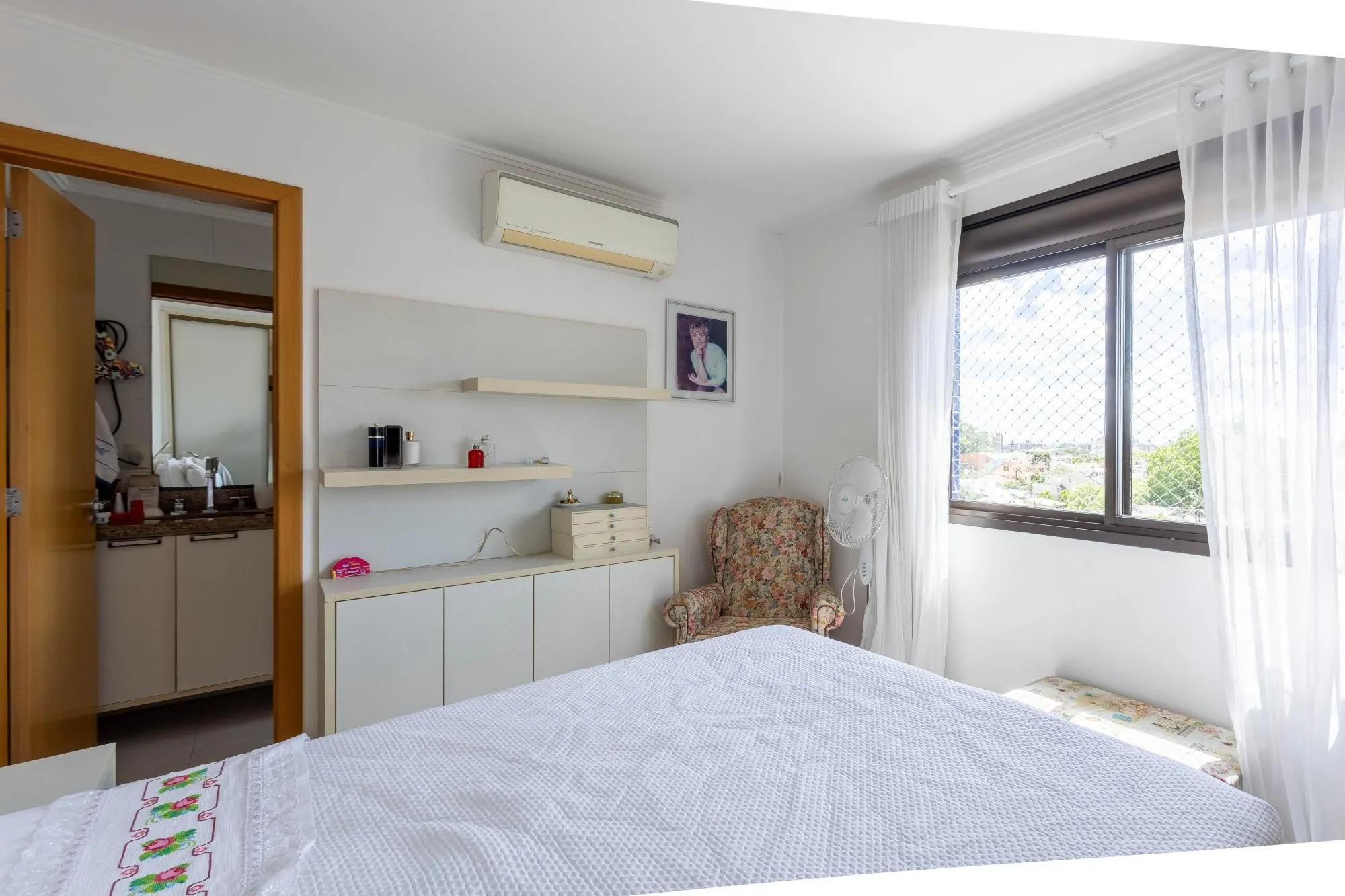 Imagem Apartamento à Venda com 2 Dormitórios (1 Suíte) e 2 Vagas Cobertas - Vila Ipiranga, Porto Alegre/RS