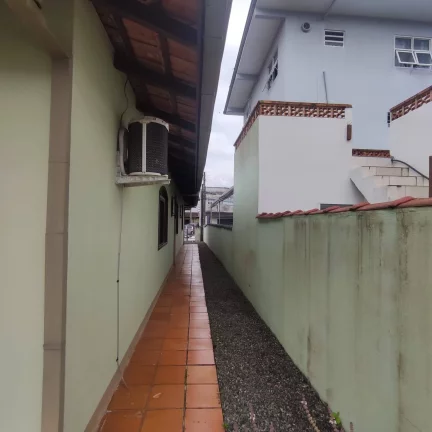 Imagem Casa Averbada à venda em Joinville, bairro Saguaçú