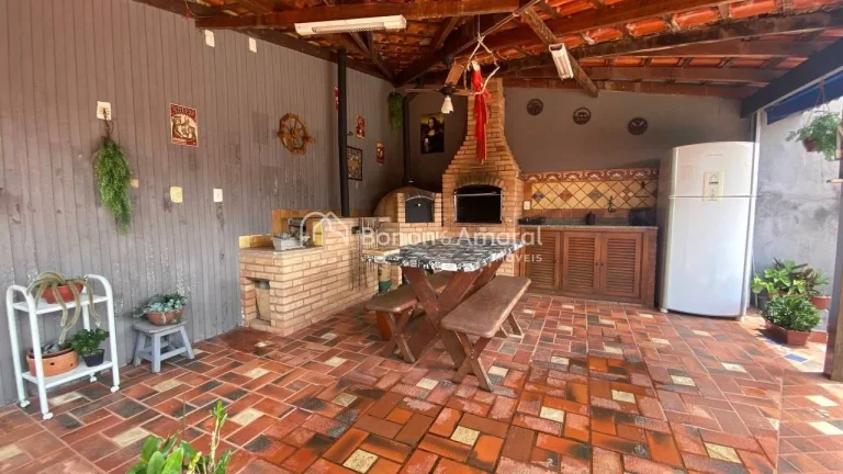 Imagem Casa térrea de madeira, com excelente distribuição. São 3 suítes, sendo 1 suíte máster com hi...