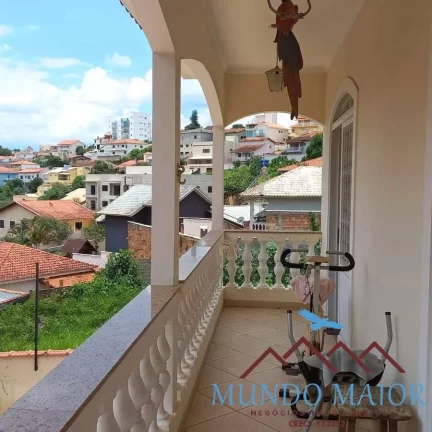 Imagem Casa com 3 Quartos e 1 banheiros e 1 suite + Edicula 360 m R$ 900.000.00