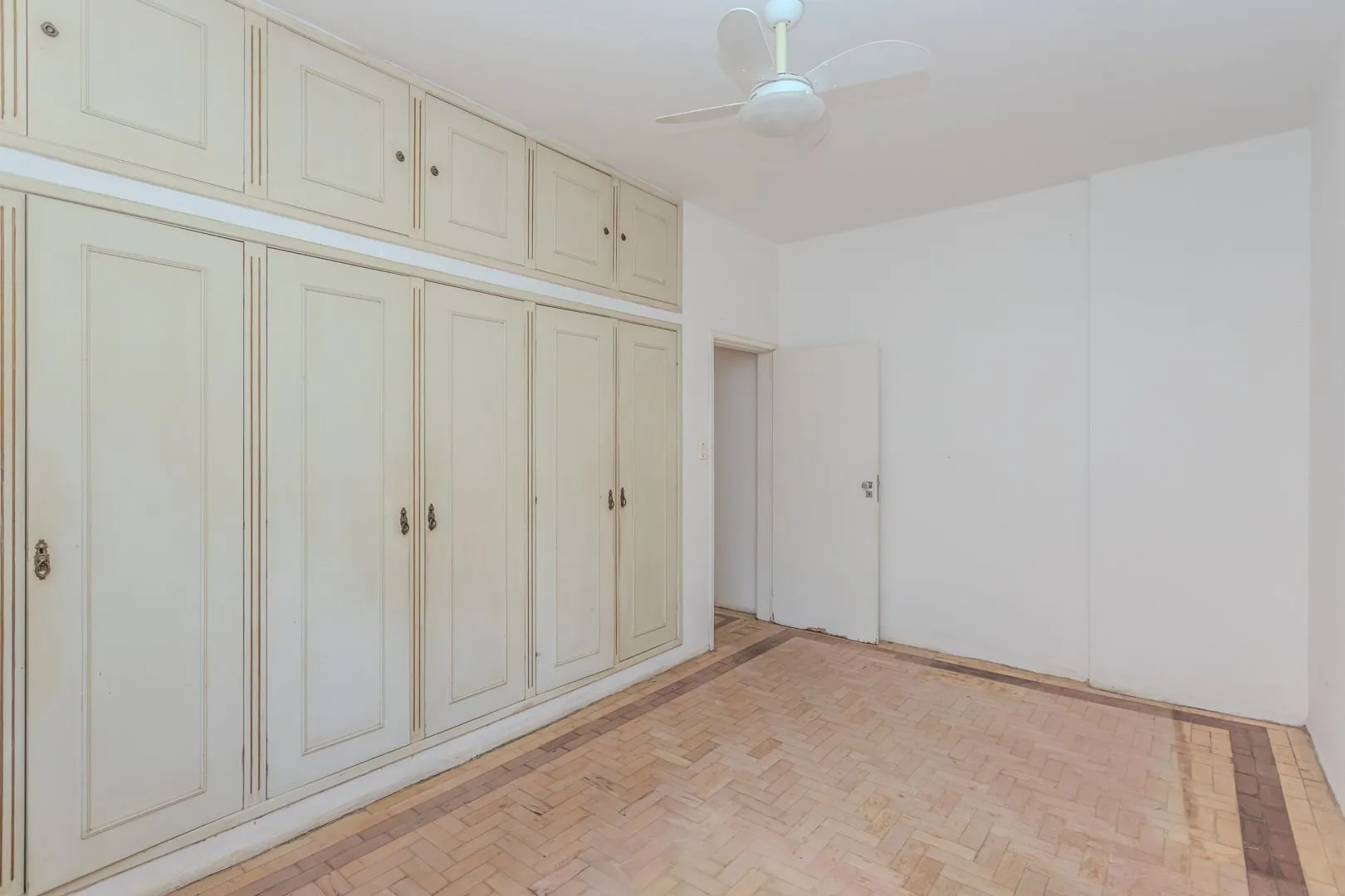 Imagem Casa no Menino Deus de 3 dormitórios e 5 vagas DESOCUPADA