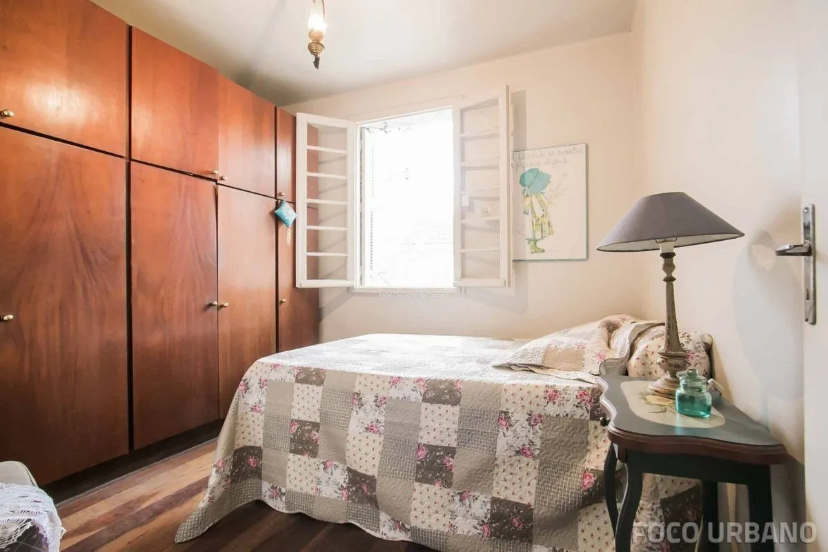 Imagem Casa para Venda - 250m², 4 dormitórios, 2 vagas - Petrópolis