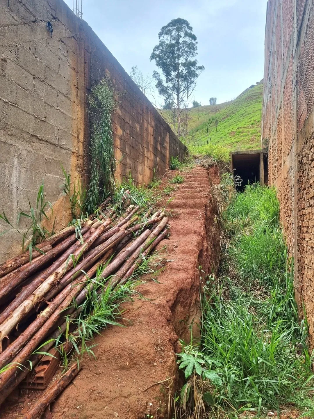 Foto do imóvel Terreno de 250m² à venda em Aparecida com projeto aprovado para 16 lofts modernos, ideal para uso residencial ou comercial, com vista incrível para a