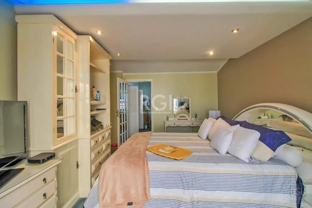 Imagem casa Living para 3 ambientes com lavabo, cozinha com pia e armários planejados