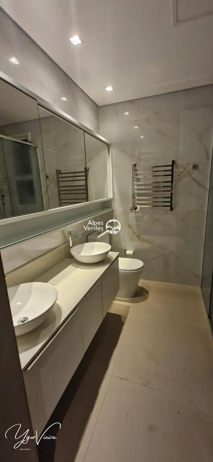 Imagem Vende-se apto mobiliado e decorado em Joinville-2 Suites-R$1.450.000,00