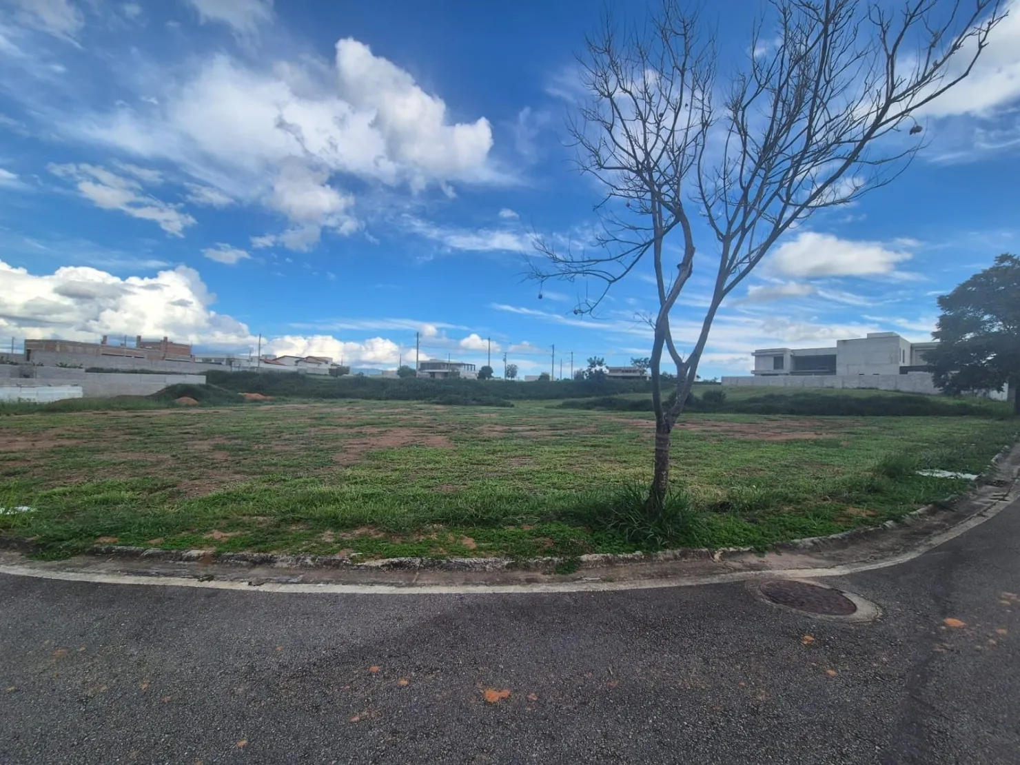 Imagem Terreno de Esquina no Condomínio Colonial Village 2, com 865m² em Localização Central e Imponente!