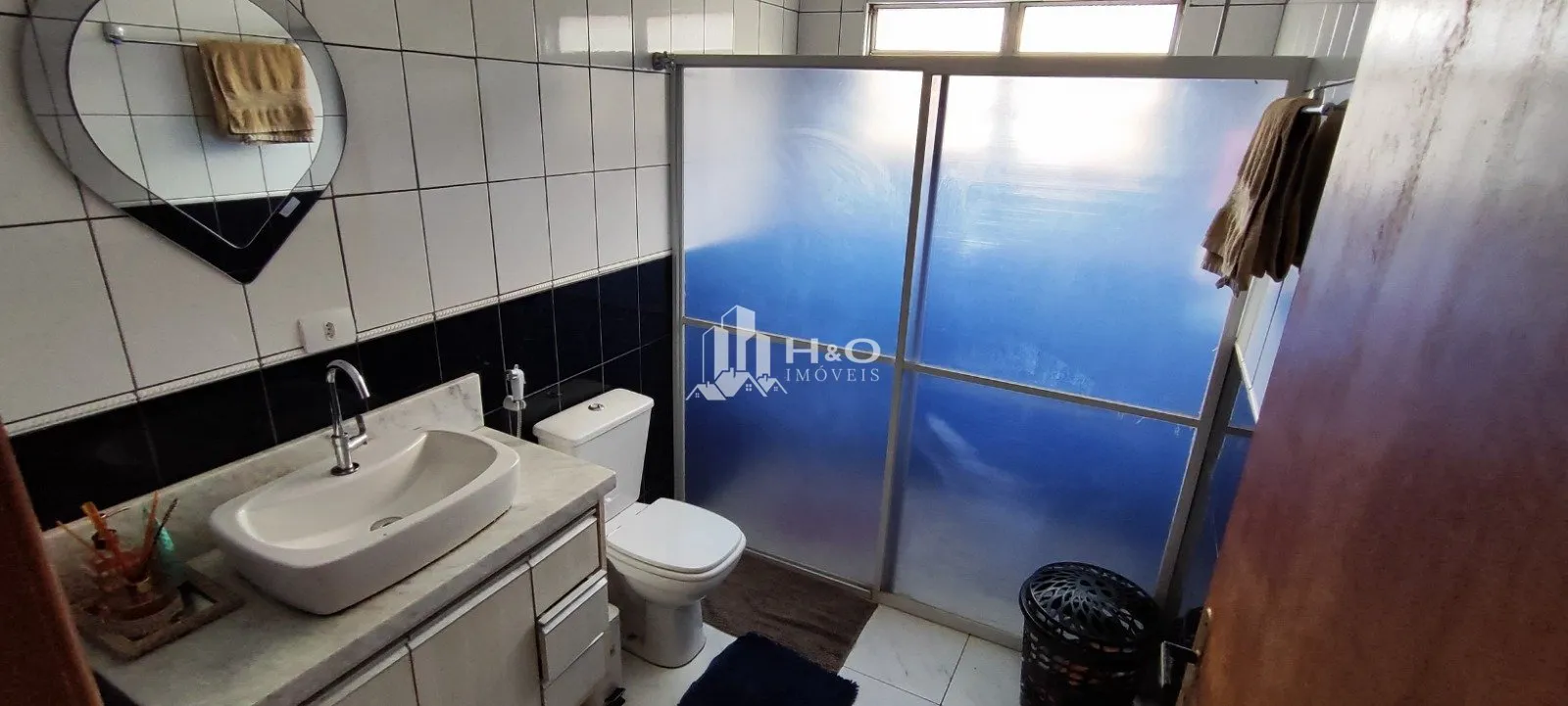 Imagem Sobrado à Venda com 4 Dormitórios no Parque Maria Luiza - Amplo Quintal e Ótima Localização