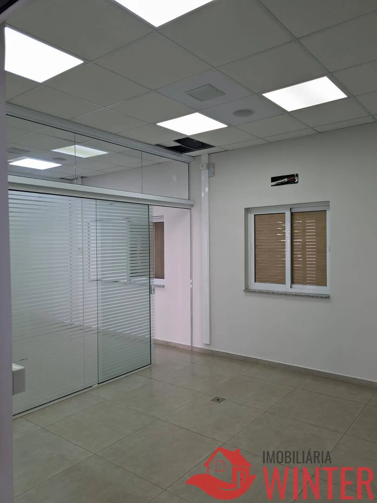 Imagem Sala de esquina terrea com 210m2