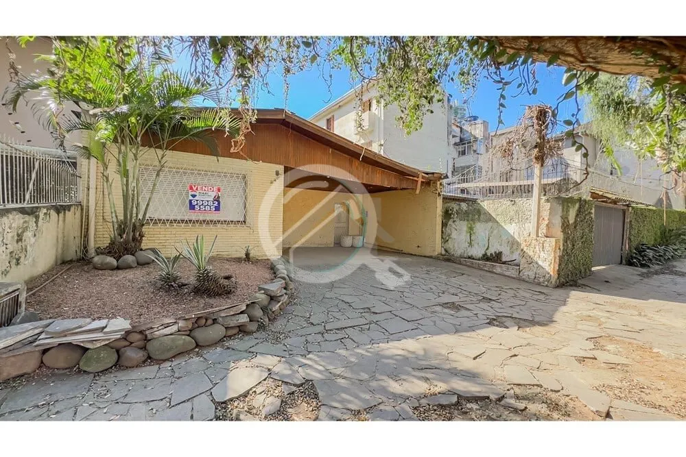 Imagem Ampla casa com 14 peças incluindo um anexo de 3 andares, salas com lareira, 2 suítes, 4 quartos, e...