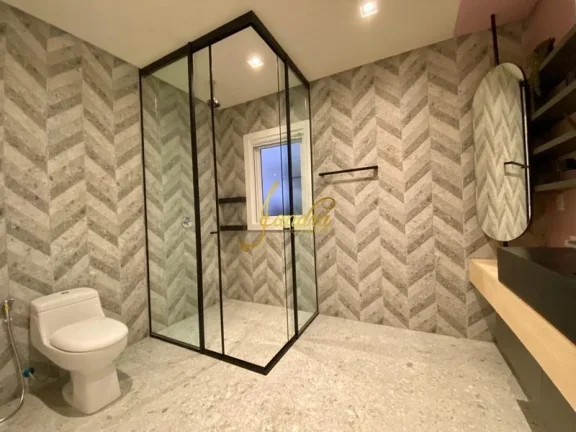 Imagem Sobrado condomínio fechado, com 04 suítes e SPA mobiliado e decorado