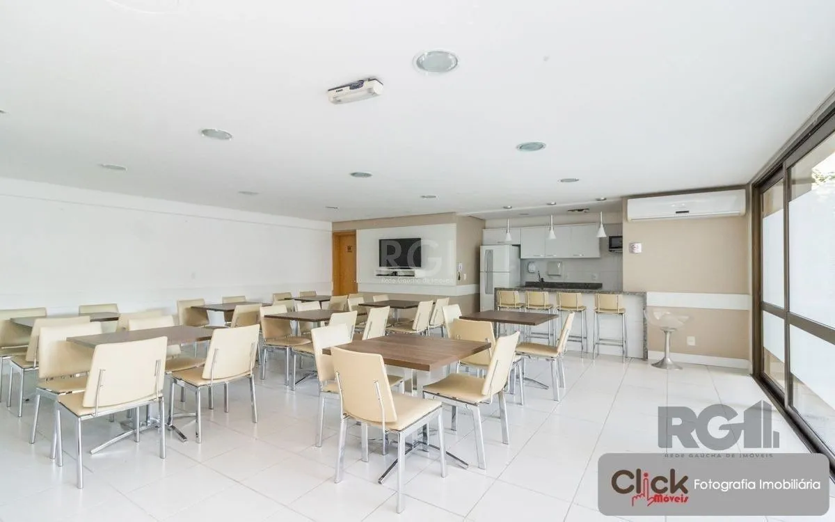 Imagem Vende apartamento desocupado, andar alto, mobiliado, living de dois ambientes, no Passo da Areia - Porto Alegre