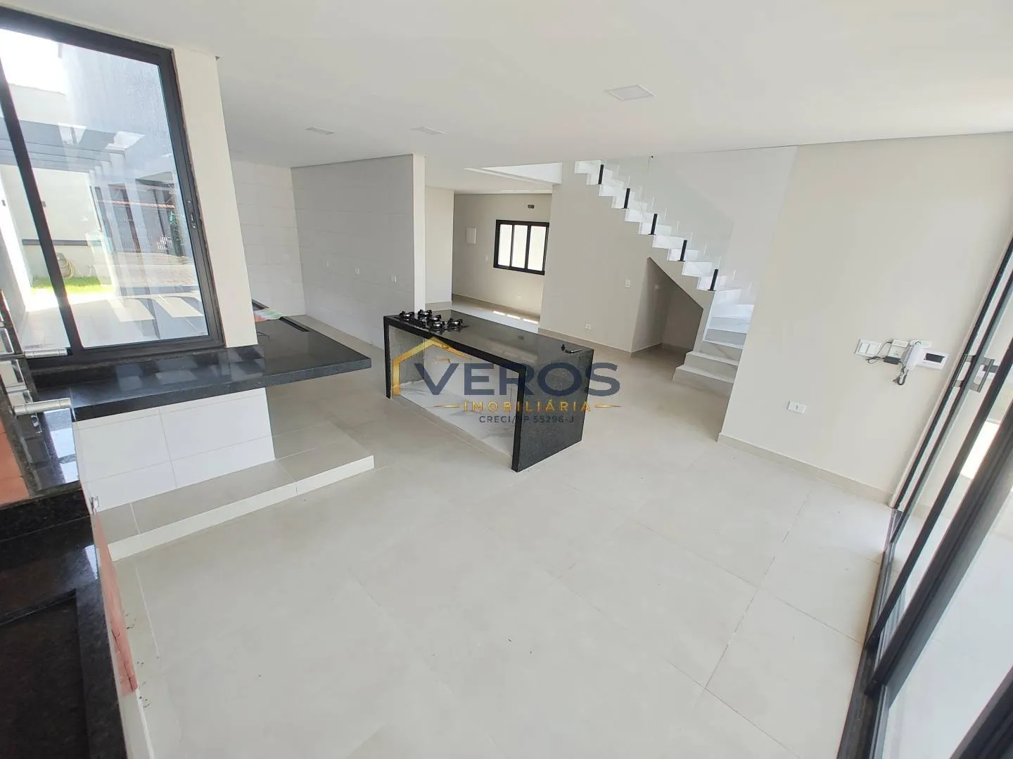 Imagem Casa a venda com piscina a 80m da praia Massaguaçu em Caraguatatuba