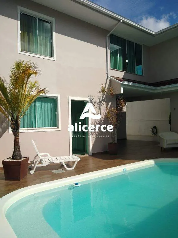 Imagem Casa ampla a 1 quadra da Beira-Mar Continental | 3 Dormitórios I 4 Vagas de Garagens I Piscina no bairro Estreito - Florianópolis/SC