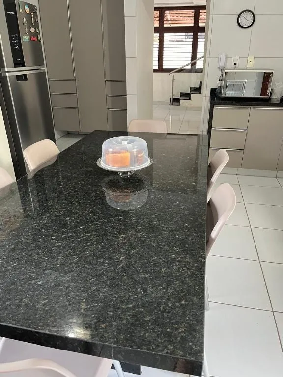 Imagem Casa duplex ampla no Bairro dos Estados, com 7 quartos, 4 suítes, varandas, terraço e excelente localização em João Pessoa.