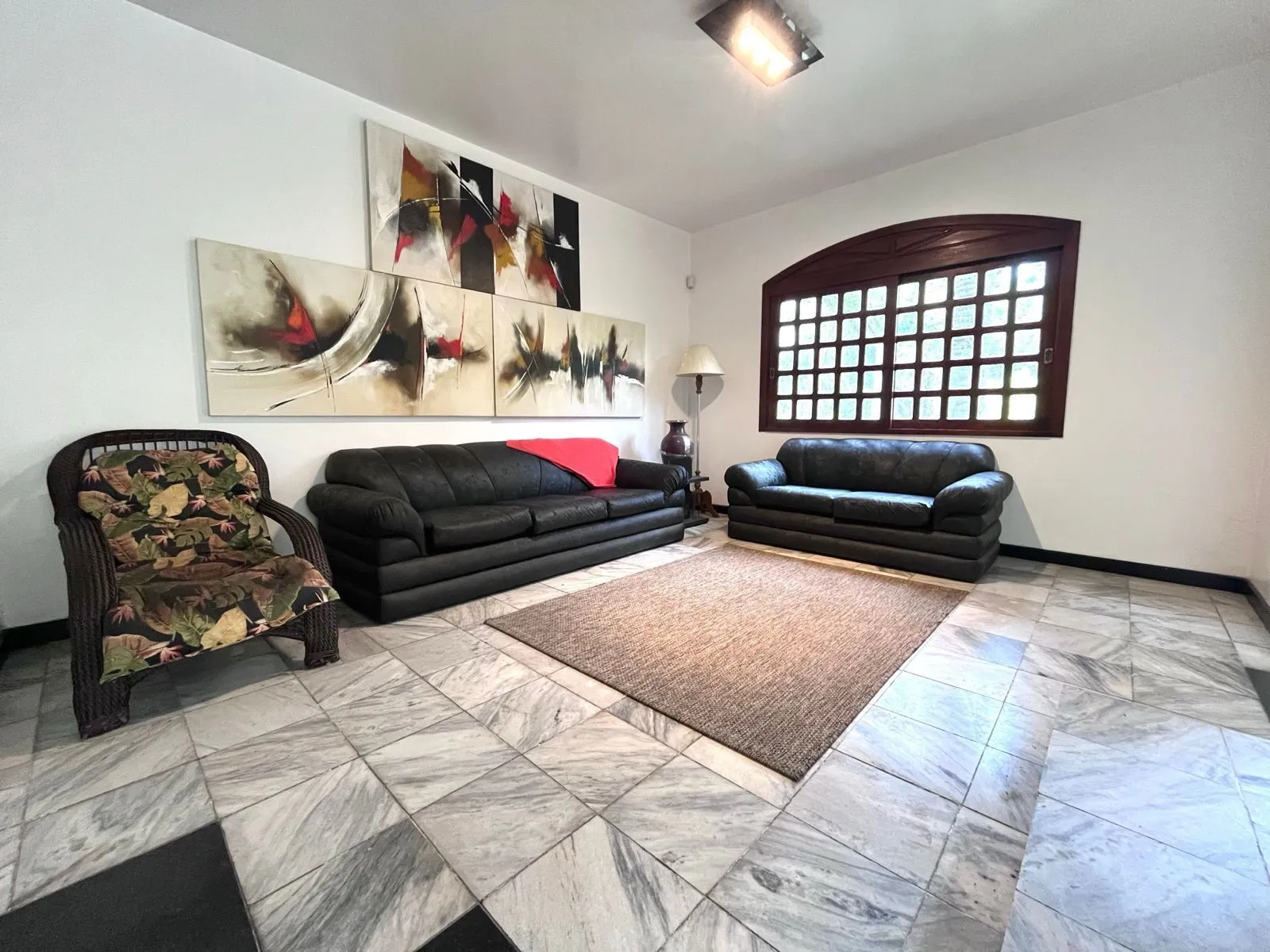Imagem Casa com 04 quartos (01 suíte) 02 vagas no Bairro Jardim Sabará em Porto Alegre
