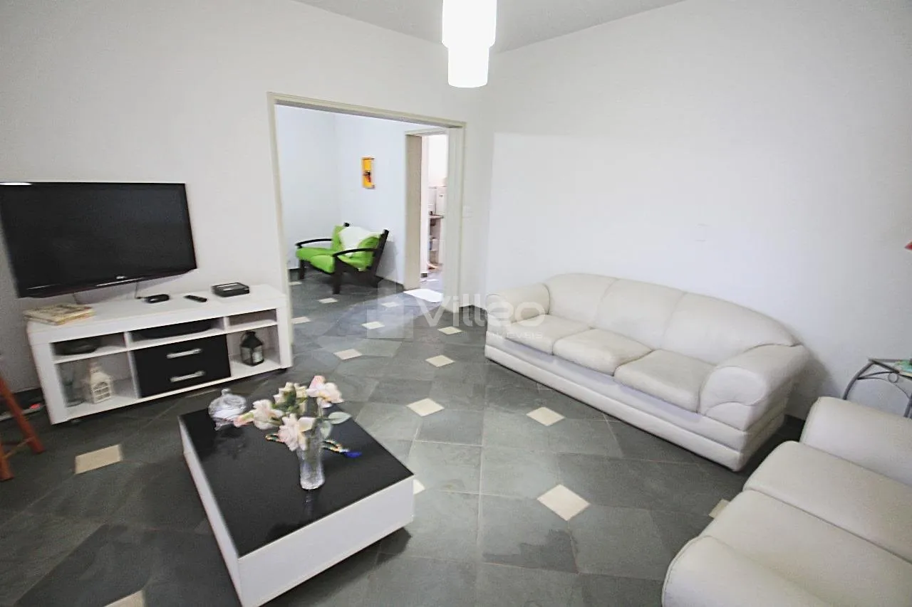 Foto do imóvel Esta casa possui 193 m² de área construída e conta com ambientes espaçosos, proporcionando confo...
